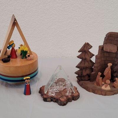 Lot 279: Miniature Glass, Oberammergauer Schnitzarbeit Wood and Rotating MusicalNativity 