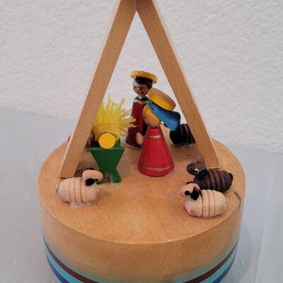 Lot 279: Miniature Glass, Oberammergauer Schnitzarbeit Wood and Rotating MusicalNativity 