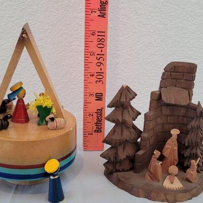 Lot 279: Miniature Glass, Oberammergauer Schnitzarbeit Wood and Rotating MusicalNativity 