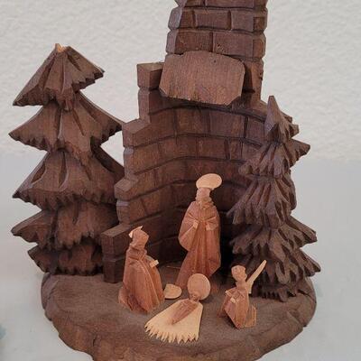 Lot 279: Miniature Glass, Oberammergauer Schnitzarbeit Wood and Rotating MusicalNativity 