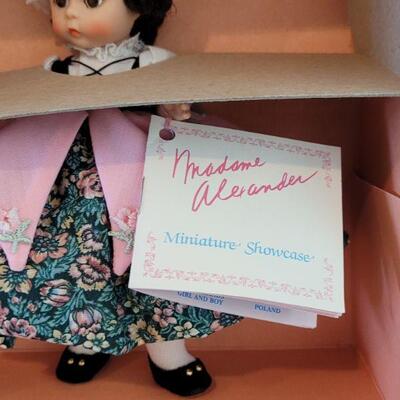 Lot 294: Madame Alexander "Lady Lee" and "Betsy Ross"