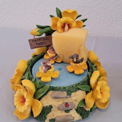 Lot 298: Teeny Tiny Tails "Daffodil Twirls" Music Box
