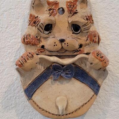 Lot 307: Cat Pottery