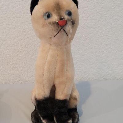 Lot 315: Vintage Dakin Siamese Cat and Sandcast Siamese 