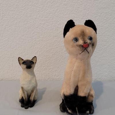 Lot 315: Vintage Dakin Siamese Cat and Sandcast Siamese 