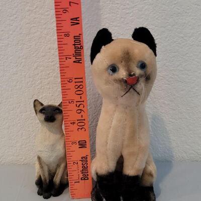Lot 315: Vintage Dakin Siamese Cat and Sandcast Siamese 