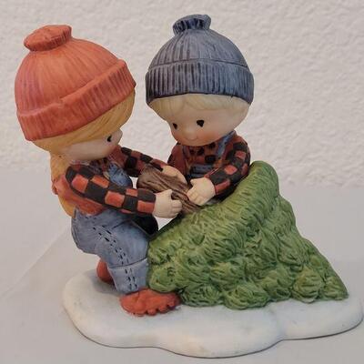 Lot 321: Lenox "The Days of the Week" , Enesco Figurine and Little Kitchen Fairies Figurine 
