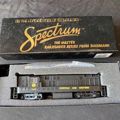 LOT#T40: NOS H-O Spectrum Locomotive