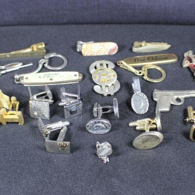 LOT#T49: Lot of Gold & Silver Tone Accessories
