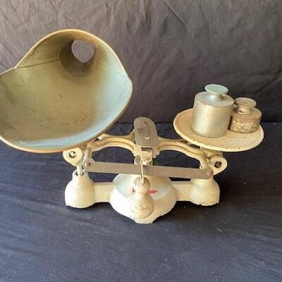 LOT#P57: Vintage Cast Penn Scale