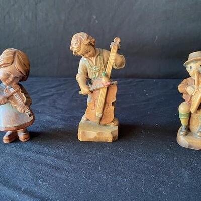 LOT#P58: Assorted Italian Wooden Figures