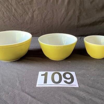 LOT#H109: 3 Mid-Century Pyrex Bowls