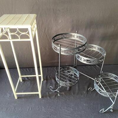 LOT#W180: Pair of Plant Stands