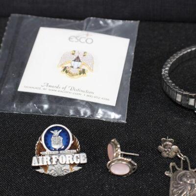 LOT#G195: Assorted Jewelry & Pin Lot Including Sterling Earrings