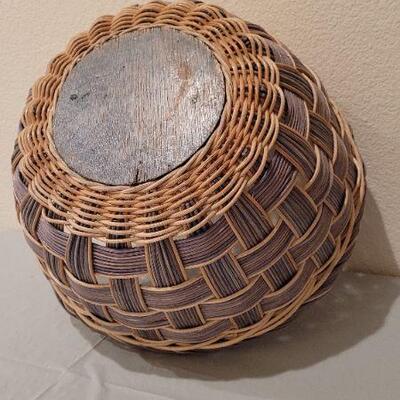 Lot 329: Vintage Home Deco Woven Basket 
