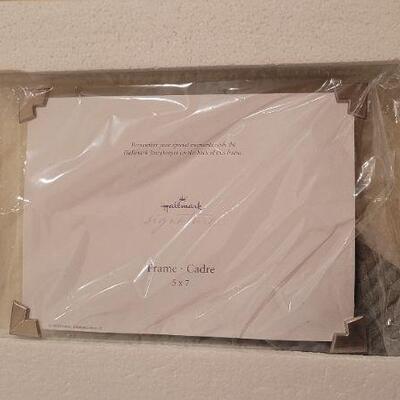 Lot 331: (2) New HALLMARK 5x7 Photo Frames 