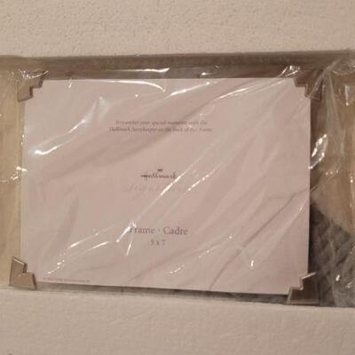 Lot 331: (2) New HALLMARK 5x7 Photo Frames 
