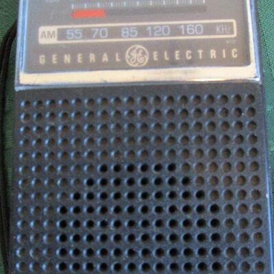 #24 Vintage General Electric Transistor AM/FM Radio 