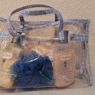 Lot 34: Unused Bath Luxury Gift Set 
