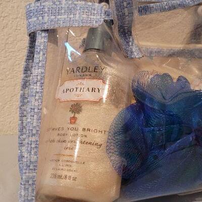 Lot 34: Unused Bath Luxury Gift Set 