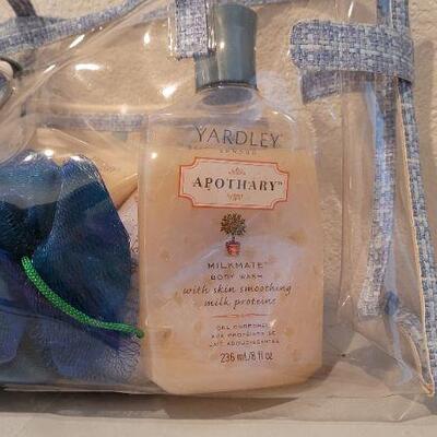 Lot 34: Unused Bath Luxury Gift Set 