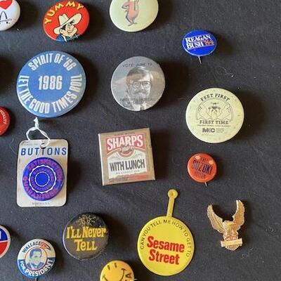LOT#G276: Vintage Political & Other Buttons