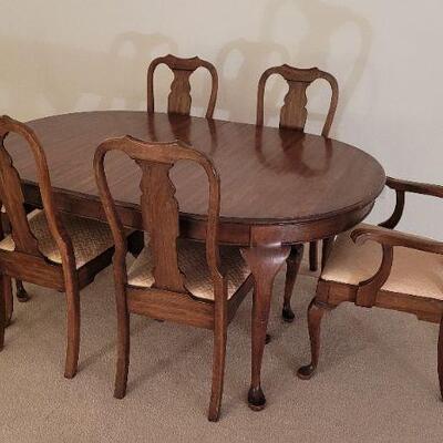 Lot 43: Vintage Pennsylvania House Dining Table (3 Leaves and 7 chairs) **More Info in Description 