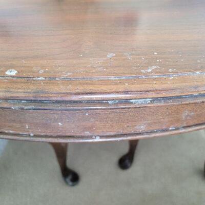 Lot 43: Vintage Pennsylvania House Dining Table (3 Leaves and 7 chairs) **More Info in Description 