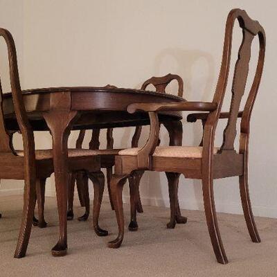 Lot 43: Vintage Pennsylvania House Dining Table (3 Leaves and 7 chairs) **More Info in Description 
