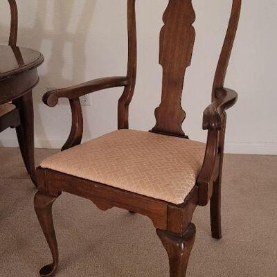 Lot 43: Vintage Pennsylvania House Dining Table (3 Leaves and 7 chairs) **More Info in Description 