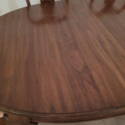 Lot 43: Vintage Pennsylvania House Dining Table (3 Leaves and 7 chairs) **More Info in Description 