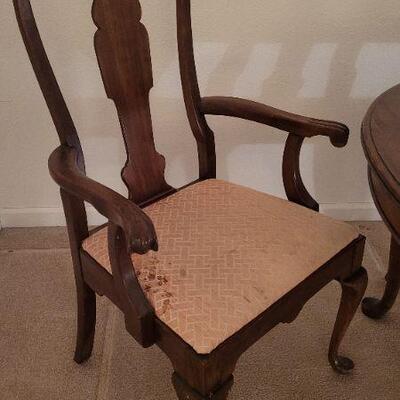 Lot 43: Vintage Pennsylvania House Dining Table (3 Leaves and 7 chairs) **More Info in Description 