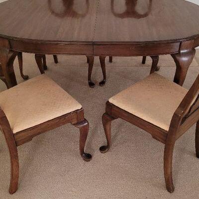 Lot 43: Vintage Pennsylvania House Dining Table (3 Leaves and 7 chairs) **More Info in Description 