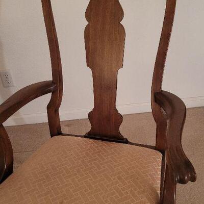 Lot 43: Vintage Pennsylvania House Dining Table (3 Leaves and 7 chairs) **More Info in Description 