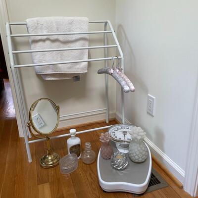 Lot 41 - Bathroom Accoutrements 