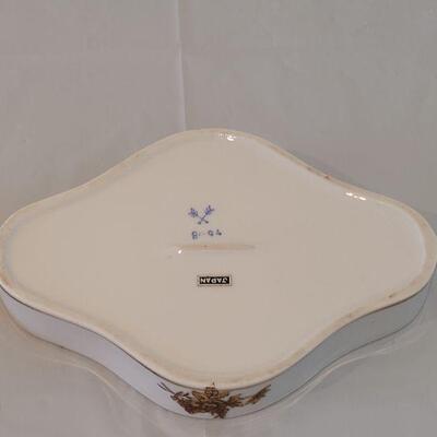 Lot 111: Vintage Trinket Porcelain Box with Gold Leaf Design (no chips or cracks)
