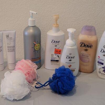 Lot 124: Soaps, Shampoos & Conditioners & Scrubbers (all are full or +75% full)