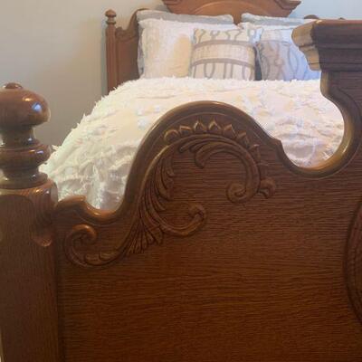 Beautiful Lexington Victorian Oak Queen Bed Frame ONLY( Matching Dresser & Nightstand, & mattress sold in next auctions individually)