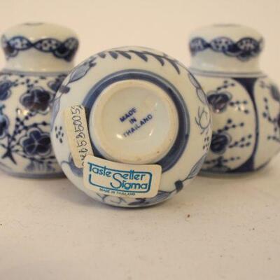 Lot #88: Blue & White Porcelain Salt Shakers and Small Vase Set