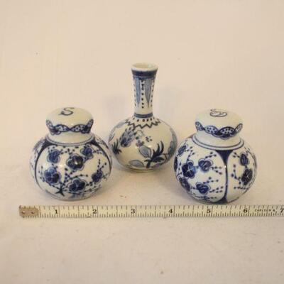 Lot #88: Blue & White Porcelain Salt Shakers and Small Vase Set