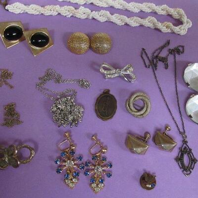 lot of Vinage Jewelry See Description For More Details