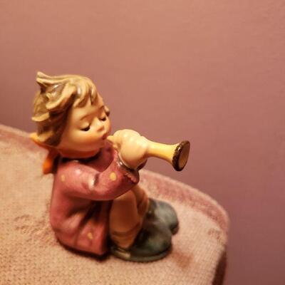 Goebel Hummel sitting child with trumpet horn
