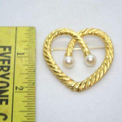 Gold Tone Twist Pearl Heart Brooch 