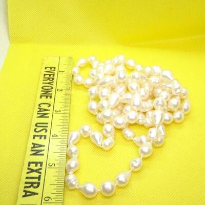 Flapper Style Faux Pearl Necklace 