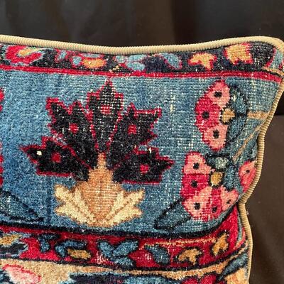 Lot 68 - Rug with Accent Pillows