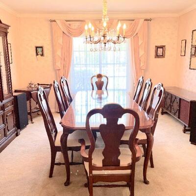 Lot 1  Bassett Furniture Formal Dining Table & 8 Chairs Mahogany Finish Contemporary Queen Anne Style 