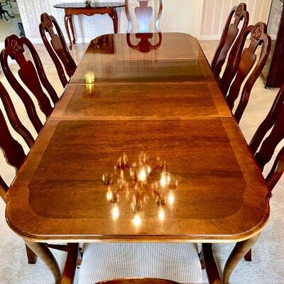 Lot 1  Bassett Furniture Formal Dining Table & 8 Chairs Mahogany Finish Contemporary Queen Anne Style 