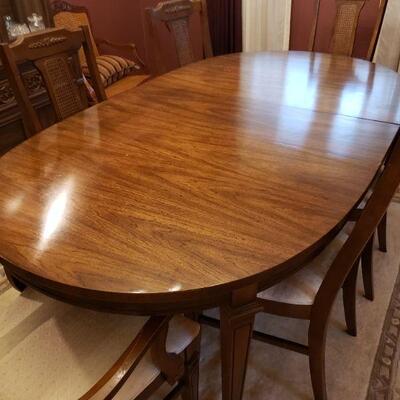 Oval dining room table with 3 leaves 