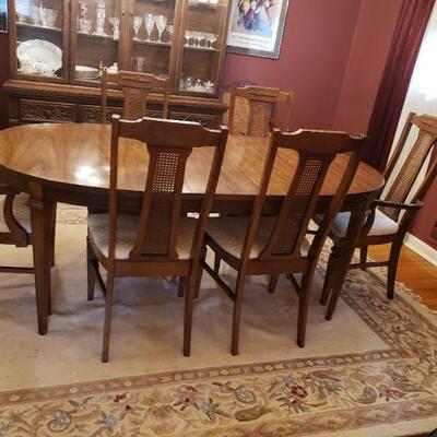 Oval dining room table with 3 leaves 