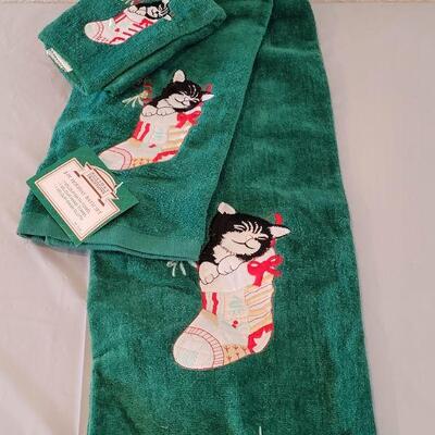 Lot 185: New Christmas Cat Towel Set